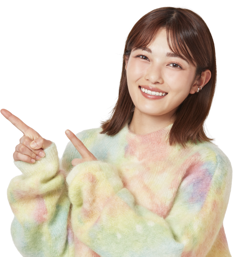 井上咲楽さんが笑顔で指を指している