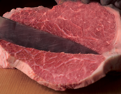 お肉をカットしている写真