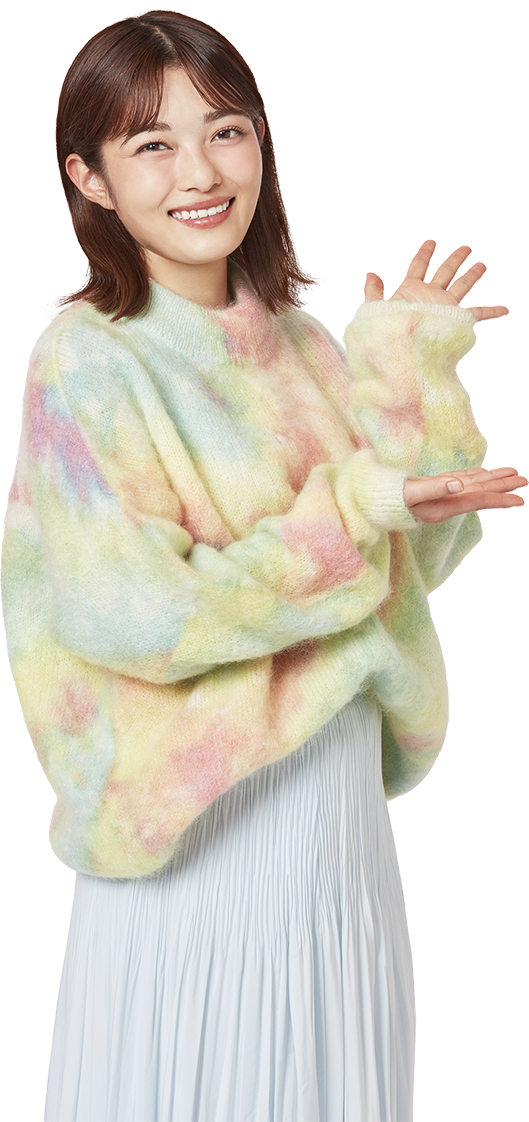 井上咲楽さんが笑顔で手を添えている