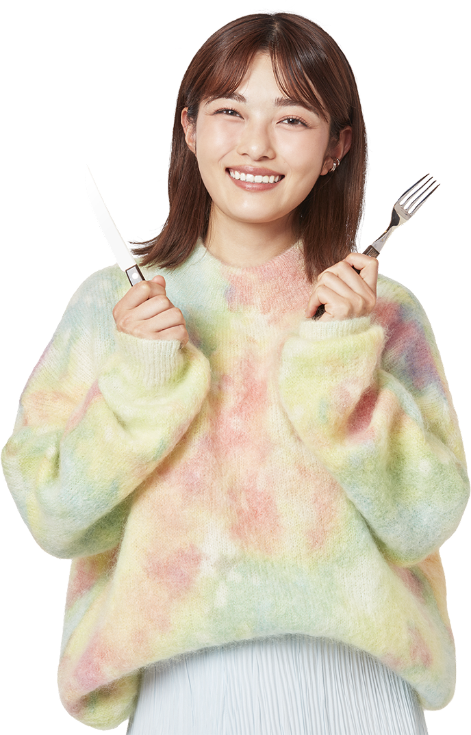 井上咲楽さんが笑顔でフォークとナイフを持っている