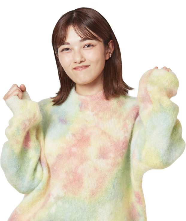 井上咲楽さんが笑顔で両腕を胸元にあげている